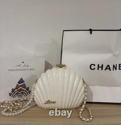 Chanel Beauty VIP Limited Edition Novelty WHITE Shell Pearl Bag VERY RARE NEW