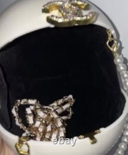 Chanel Beauty VIP Limited Edition Novelty WHITE Shell Pearl Bag VERY RARE NEW