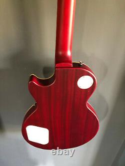 Epi Les Paul limited edition in unmarked condition. Very rare wine red. Stunning