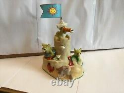 Beaux et très rares dragons de poche château de bord de mer figurine en édition limitée dans sa boîte.