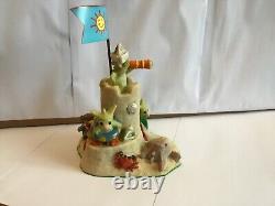 Beaux et très rares dragons de poche château de bord de mer figurine en édition limitée dans sa boîte.