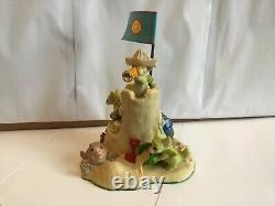 Beaux et très rares dragons de poche château de bord de mer figurine en édition limitée dans sa boîte.