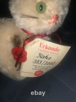 Hermann porte un chat en édition limitée ? Très rare, très beau.
