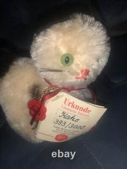 Hermann porte un chat en édition limitée ? Très rare, très beau.