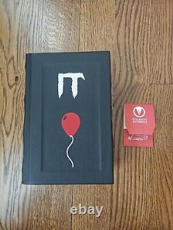 Livre relié édition deluxe IT très rare signé par Bill Skarsgard Pennywise