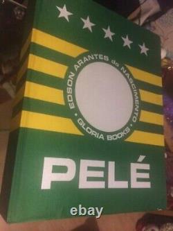 Livre signé par Pelé, édition limitée, signé par Pelé lui-même, de taille royale, très rare 0/2500.