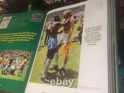 Livre signé par Pelé, édition limitée, signé par Pelé lui-même, de taille royale, très rare 0/2500.