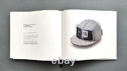 Nouveau livre en édition limitée à l'occasion du 90e anniversaire de NEW ERA XC (2010) avec 90 designs de casquettes TRÈS RARES