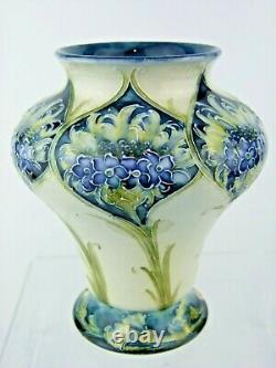 Un Très Rare Wm Moorcroft Ja Macintyre Panneaux De Fleur De Maïs Variante Vase